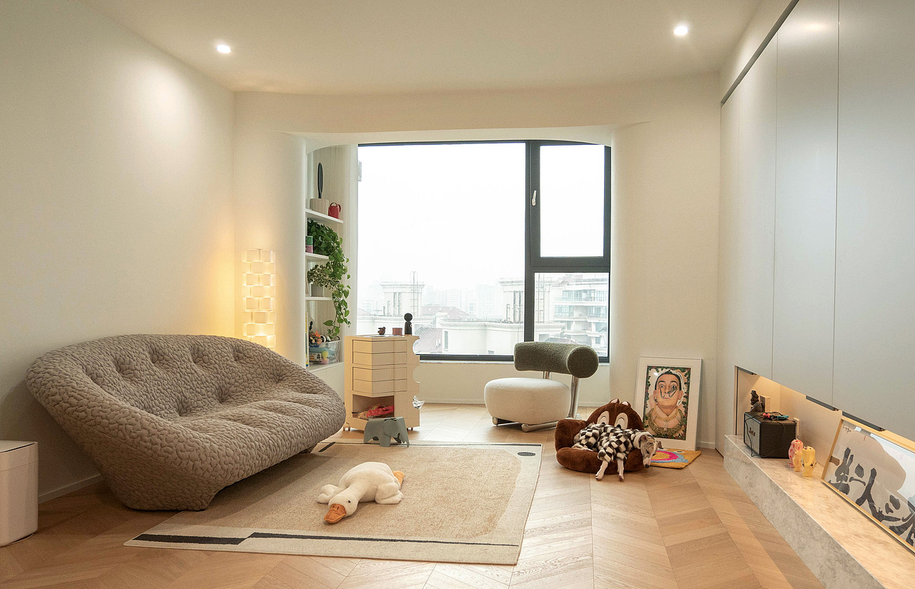 第一次测量时设计师就发现,原来的阳台和客厅被一扇推拉门阻挡。
全家最黄金的地方竟然被衣物占据,光线尽数被衣物遮挡。<br>设计师结合小夫妻的生活需求,下定决心一定要把阳台纳入客厅中,便有了以下结果。