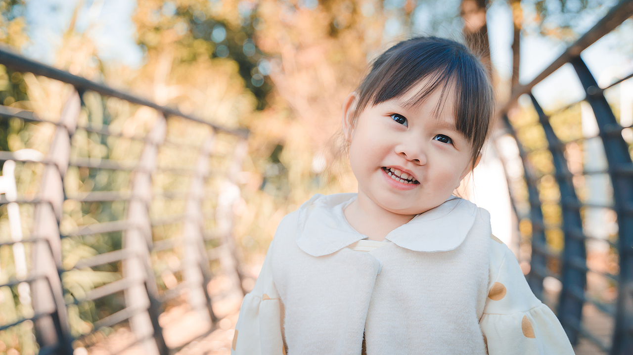 站在光里吹着泡泡的女孩儿