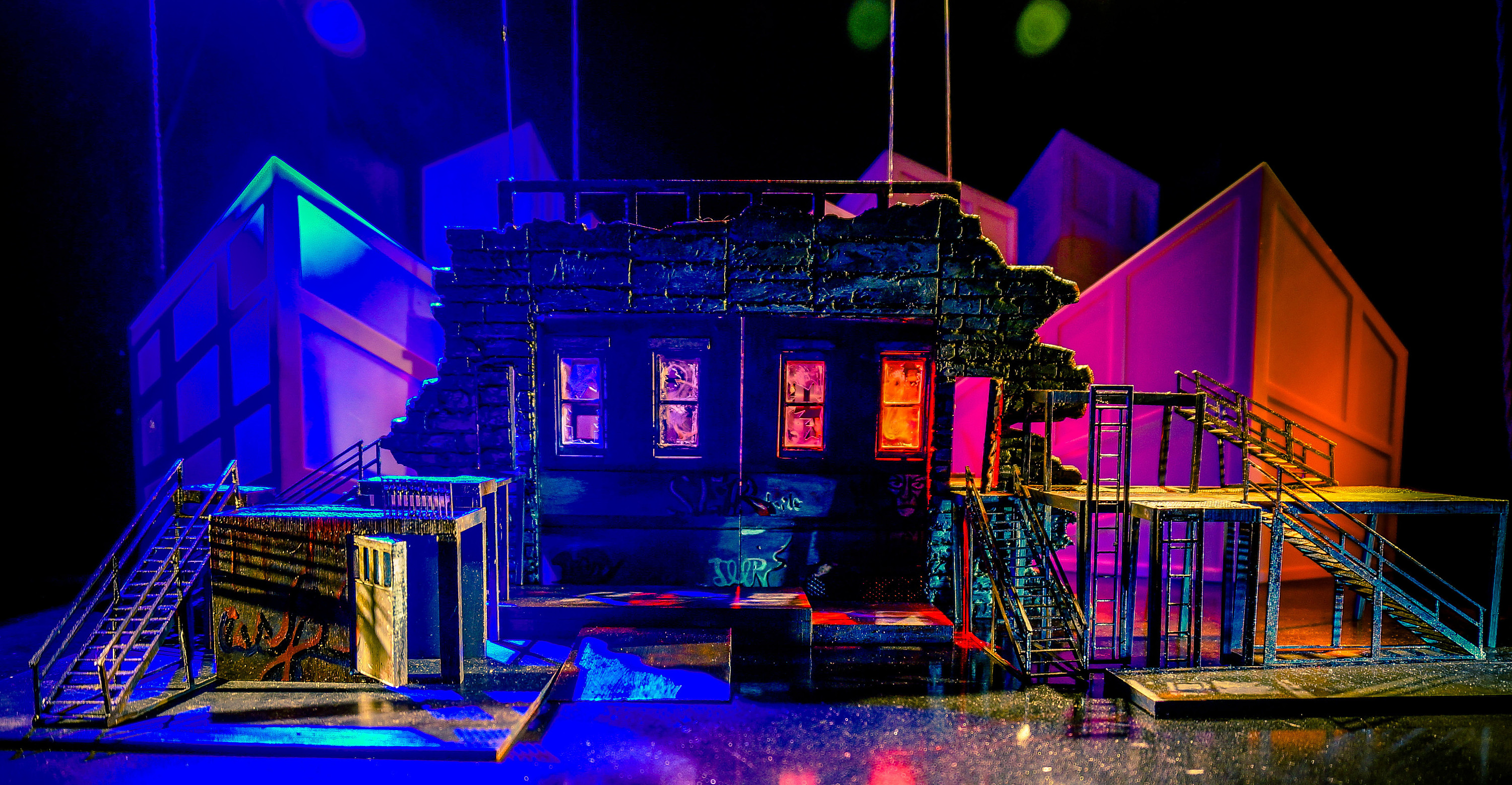 舞美系毕计音乐剧《吉屋出租》模型设计及定格动画展示