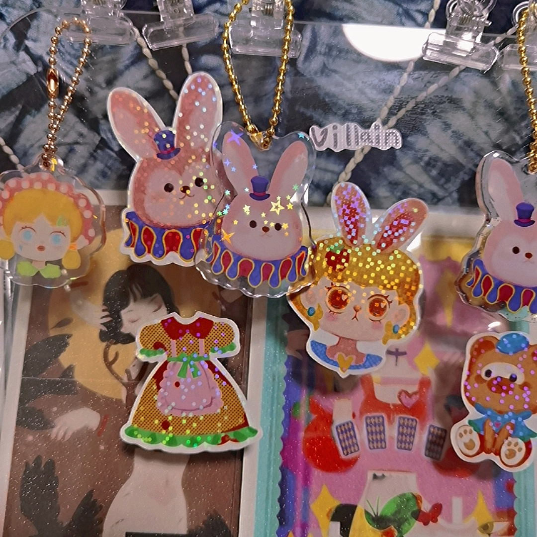 昭和贴纸插画以及周边钥匙扣,使用了闪粉滴胶材质以及镭射星星材质~