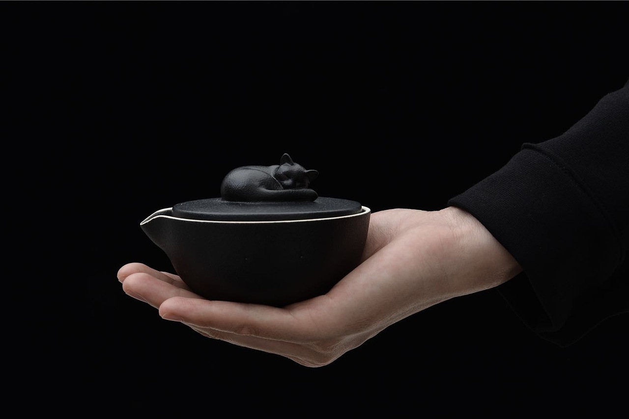 当雕塑融入陶瓷,酣睡的茶猫。