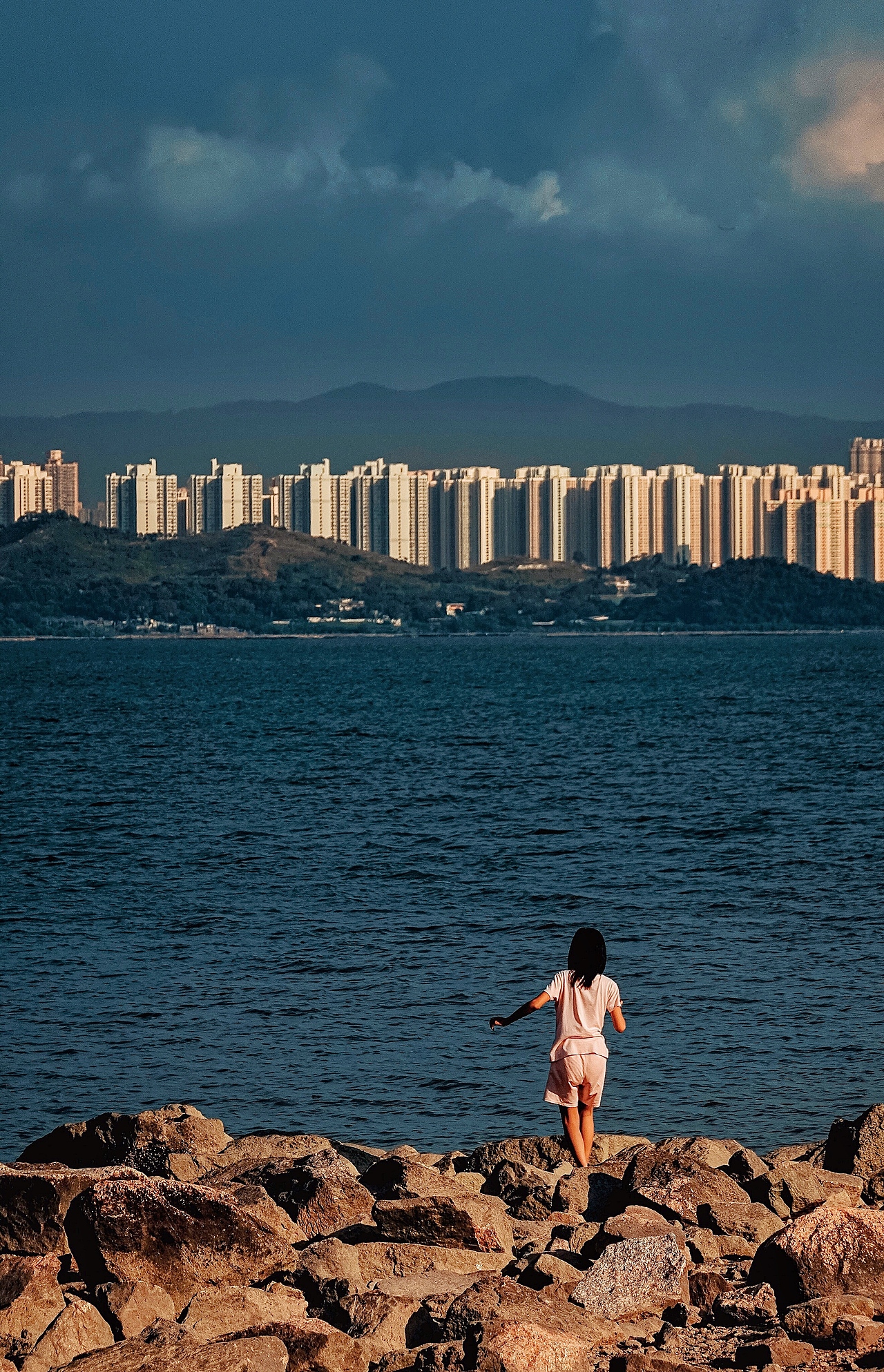 把背影纪实瞬间拼成一幅画