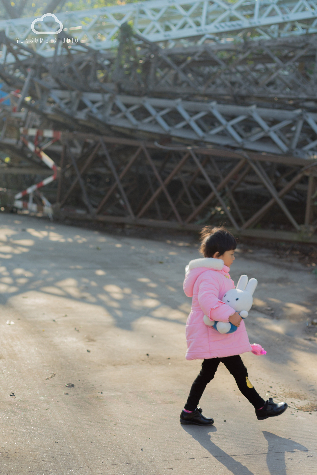 洒满晨光的街（图ZNjc3MjM1NTI=） - 人像摄影 - 站酷设计师yunsome原创素材 - 站酷ZCOOL