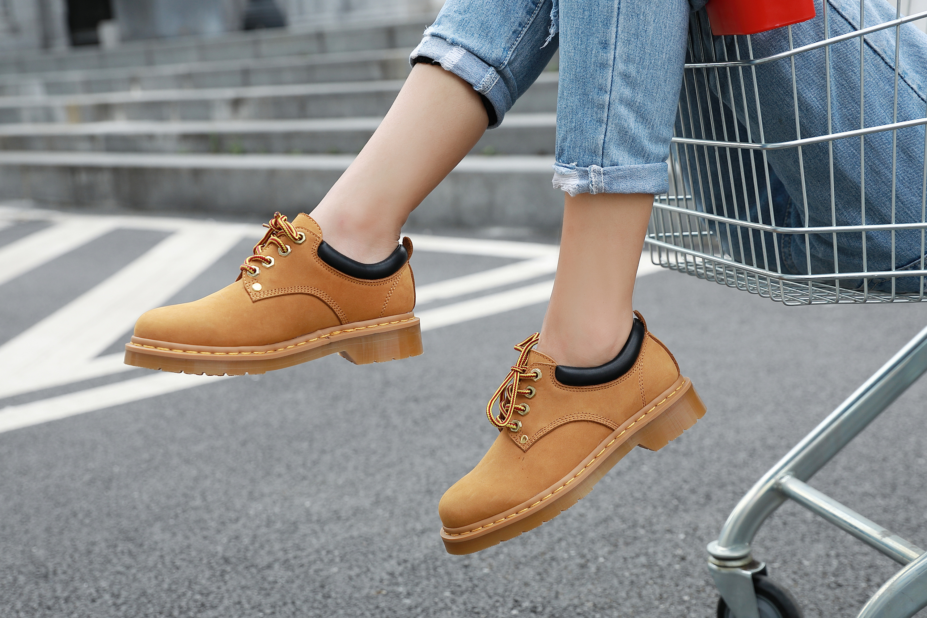 广州金也摄影公司|鞋子模特产品场景白底创意造型拍摄