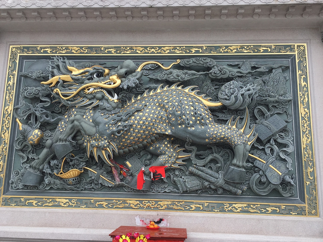 石雕麒麟照壁,采用黑白的水墨彩绘与贴金箔点缀工艺