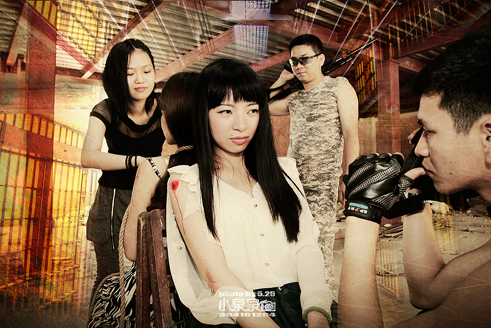 一座废旧的仓库里,一伙以江湖人称"静哥"为头目的三名歹徒团伙劫持了两名人质.并向人质家属索要赎金.