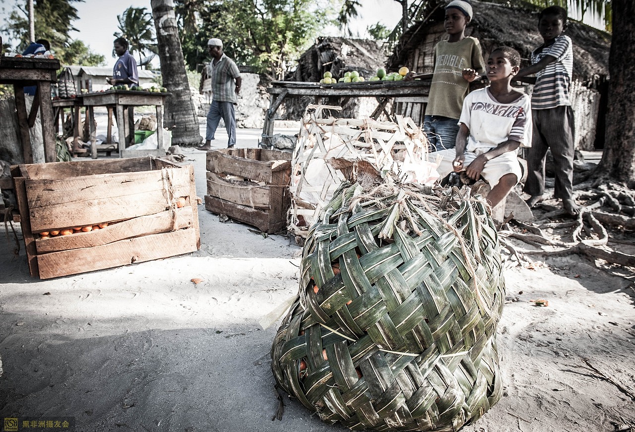 这个框就是刚才卖橘子的那位的运货框,使用棕榈叶子编制而成,挺漂亮的吧。