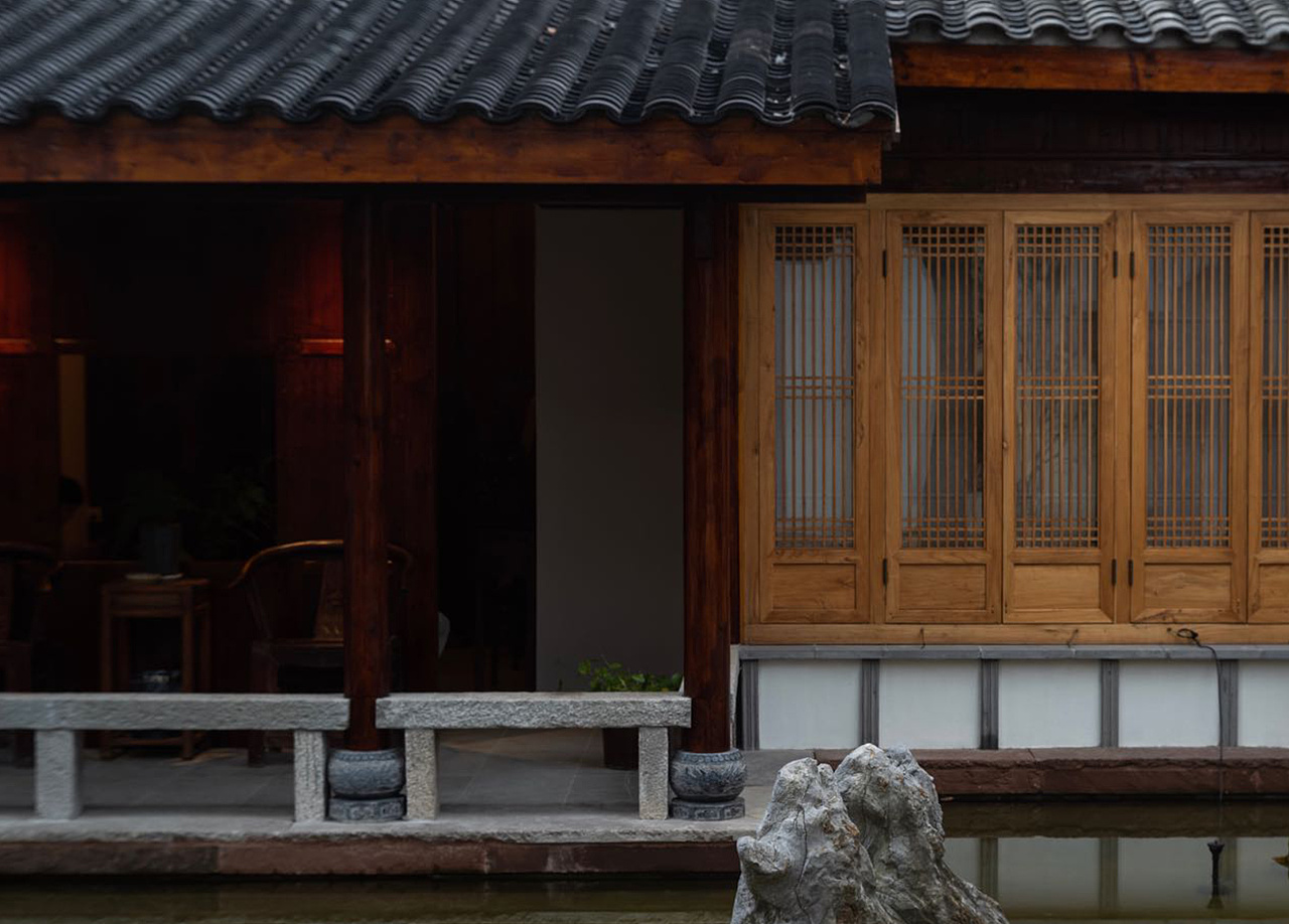 取材自明朝民间流行的童子画"四喜娃娃",招来四方福喜,辅以"客栈"小