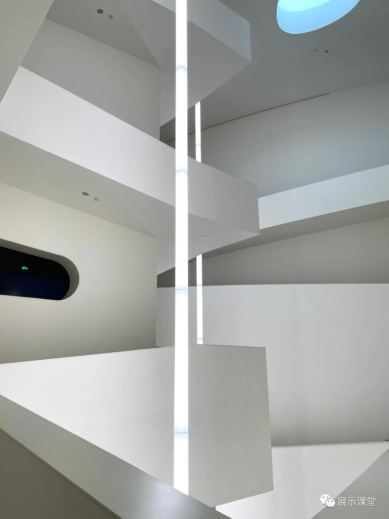 01艺术与教育之光
<br>艺术教育是培养人的感性素质，培养人的创造力、想象力的教育。艺术赋予人们发现美、感受美和体验美的能力，深刻认知生活中真挚的爱、关心、理解、渴望、希望乃至创造的真正含义，体验生命至高无上的价值。<br>艺术教育旨在铸魂、立心、造梦，让人身心同时发展，理性与感性两翼齐飞，健全人格，增长智慧。