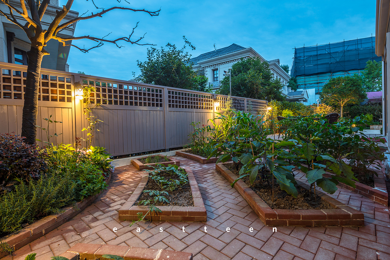 菜园是长方形的,不管是地面,还是围栏,都搭配了很复古的颜色,超有简美的气息,能够让你采摘的时候有一个很放松心态。