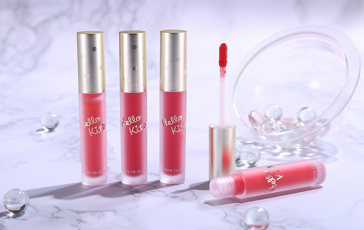 名创优品 | HelloKitty系列唇釉化妆品 |棵立视觉（图ZMTkzMTk4NzA0） - 产品摄影 - 站酷设计师棵立视觉原创素材 - 站酷ZCOOL