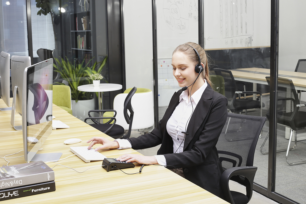 客服办公电话耳机产品--外模场景图