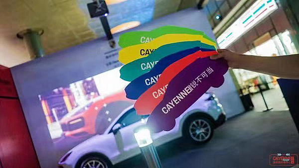 当你站在装置面前,「你好 · 色彩」装置会主动采集分析你的个人颜色
<br>为你的全新保时捷卡宴上色,打造专属于你的保时捷卡宴。