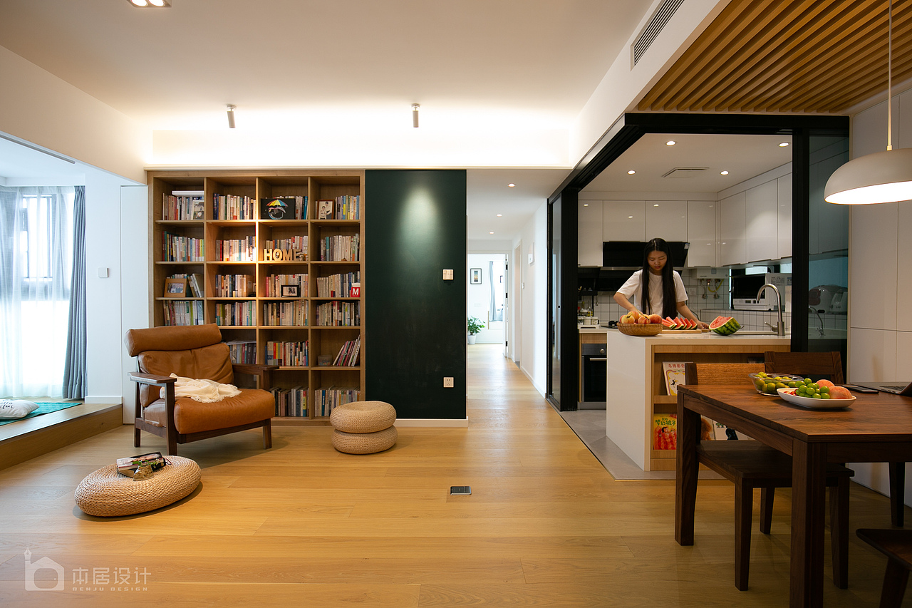 诚然，空间设计优化到极致，即使有限的空间，也可以越住越大，就像这个案例一样：温馨的配色，温暖的材质，温柔的搭配，和温馨的一家，真的十分登对。