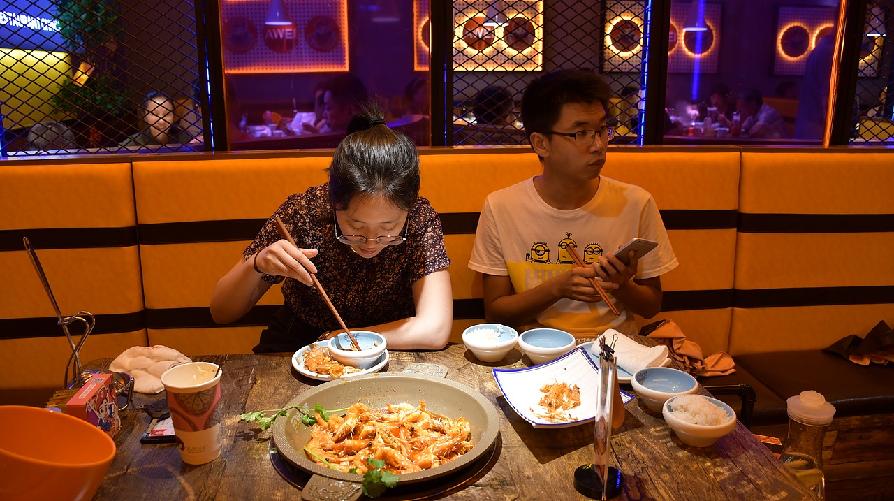 阿味大虾火锅连锁餐饮旗舰店实景拍摄 - 连锁加盟品牌（图ZMTcyNDg5ODM2） - 人像摄影 - 站酷设计师英皇视觉原创素材 - 站酷ZCOOL