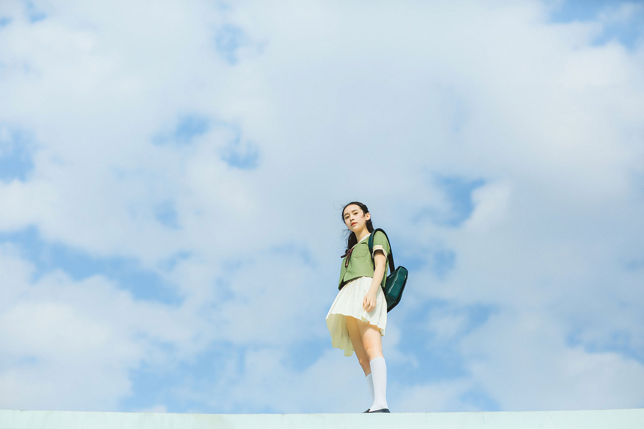 她的睫毛弯的嘴角用眼神对我拍照