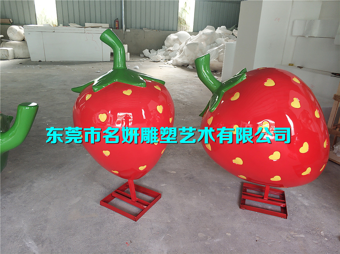 “爱心”的图案玻璃钢仿真草莓模型雕塑像一个个小灯笼