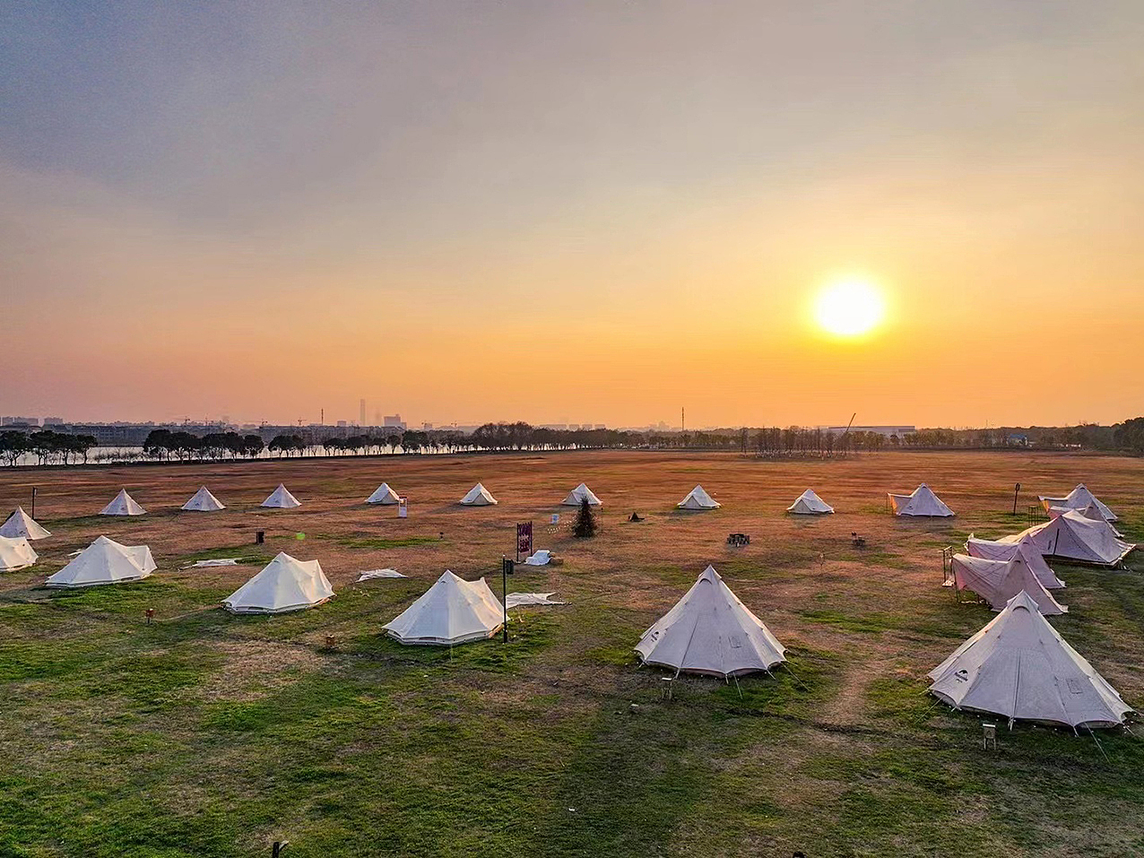 露营基地的全景图