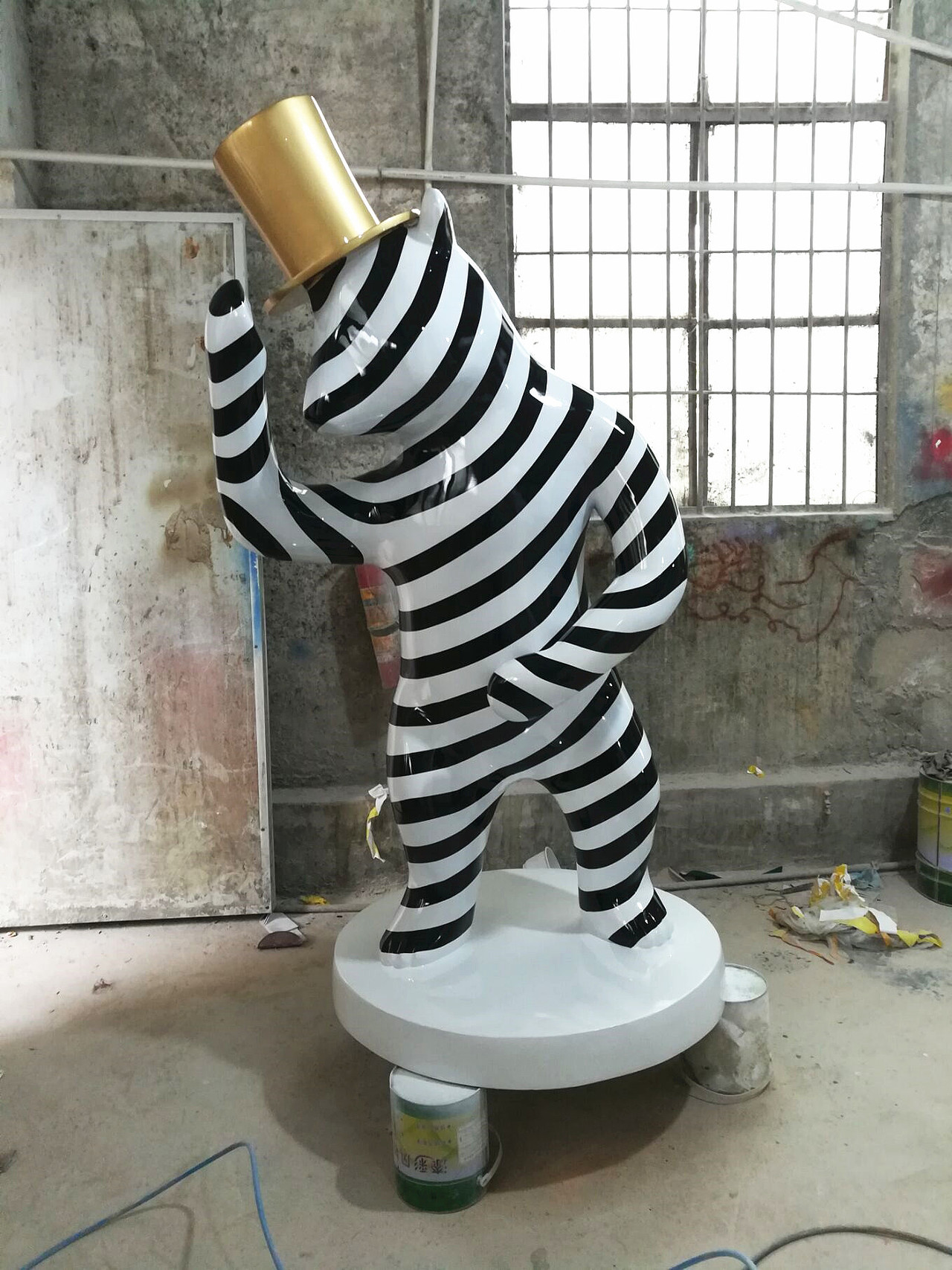 玻璃钢抽象彩绘条纹熊雕塑   玻璃钢抽象动物雕塑