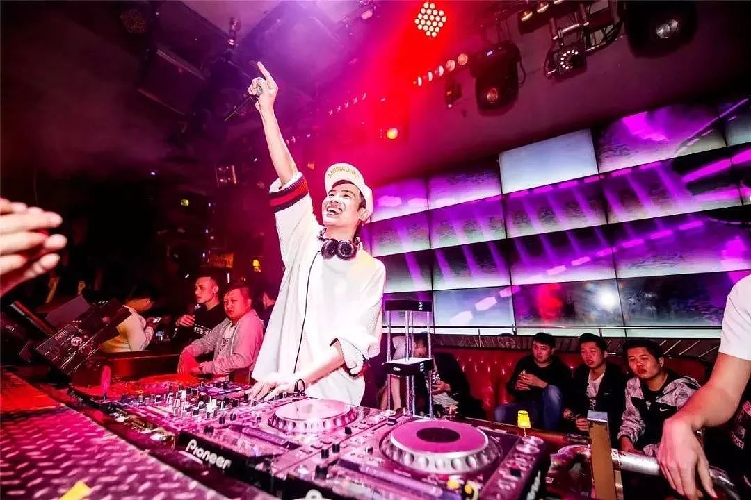 蚂蚁捌捌酒吧设计