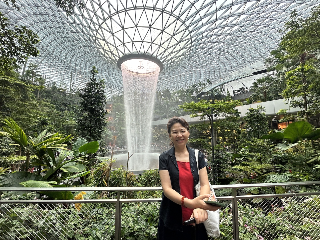 新加坡樟宜国际机场雨漩涡瀑布,瀑布高40米很壮观!