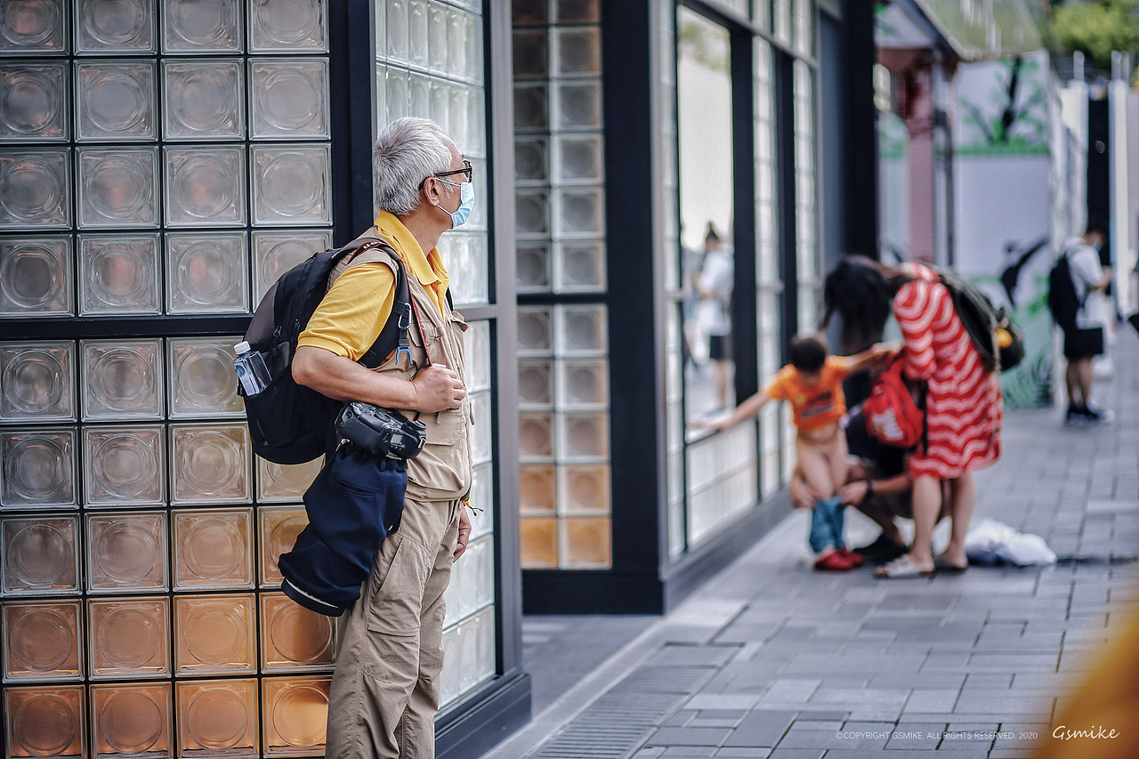 街角的欢乐会很快被人发现,街角的寂寞没有人会理会
<br>