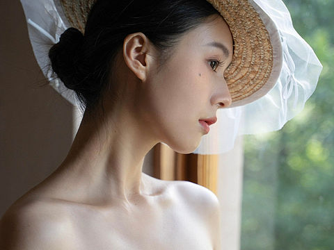 她穿着法式婚纱的样子很难不爱
