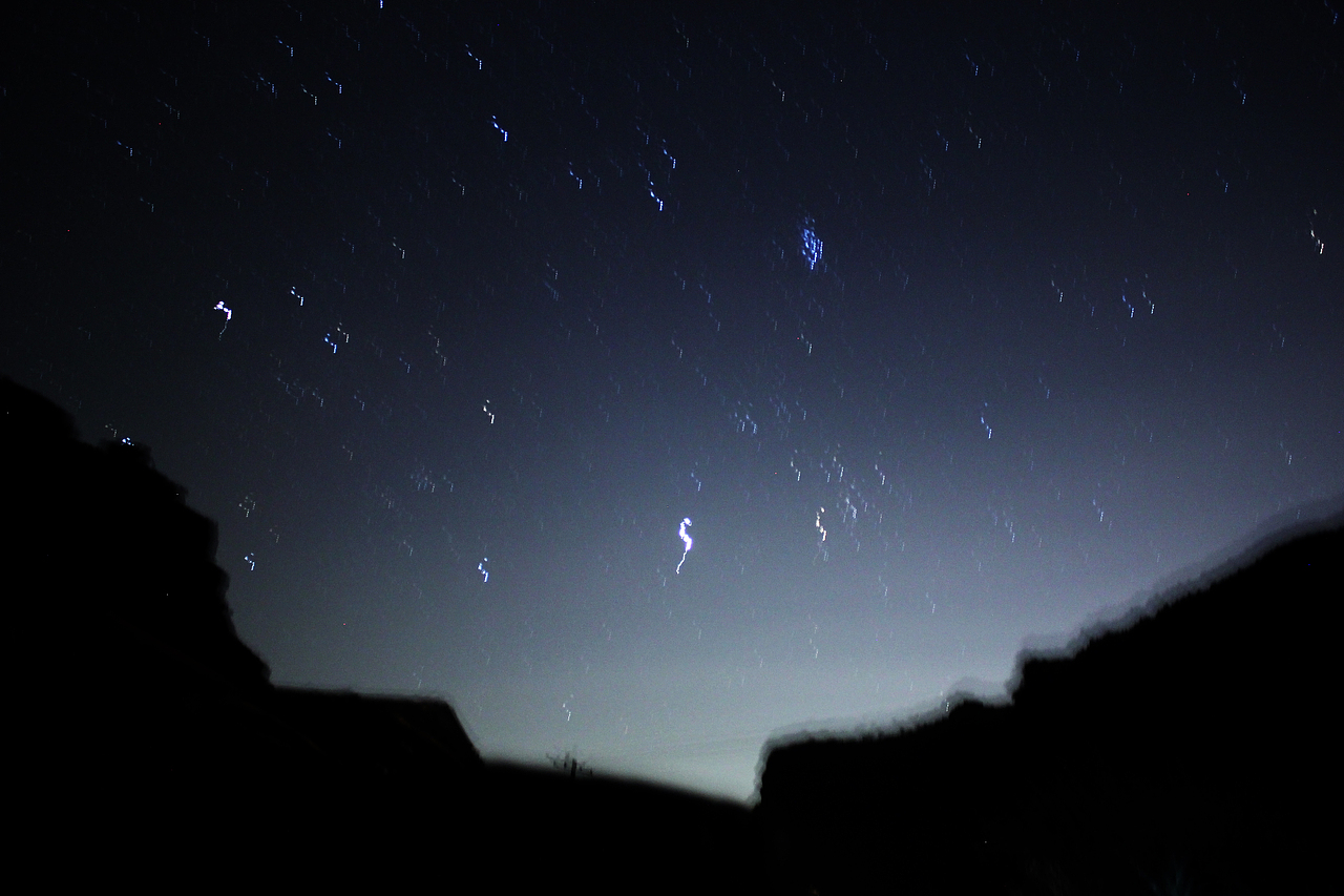 —星空—
没有任何技术可言,哪怕拍成这样,就是觉得夜晚的星空很美~虽然山里的夜晚特别冷~<br>