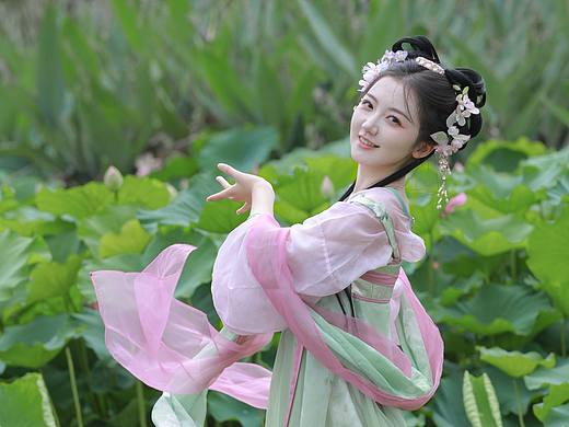 荷叶罗裙一色裁,芙蓉向脸两边开