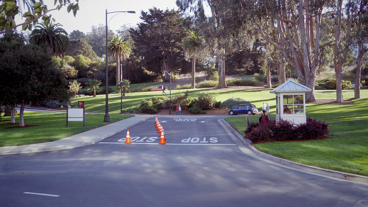 入园门岗，中年阿姨大姐姐会亲切问你：Hi, How are you? What`s your purpose to come here? Do you have an appointment or something? 然后你跟她说：... just for watching movie... 她就让你进了，LOL!~    离开时已是黄昏，阳光斜照下的树立和草坪格外鲜艳，希望有机会再次拜访，明年正是大爱的Back to the future系列电影的30周年纪念，期待仍有幸参与其中，寻找童年难以割舍的记忆。