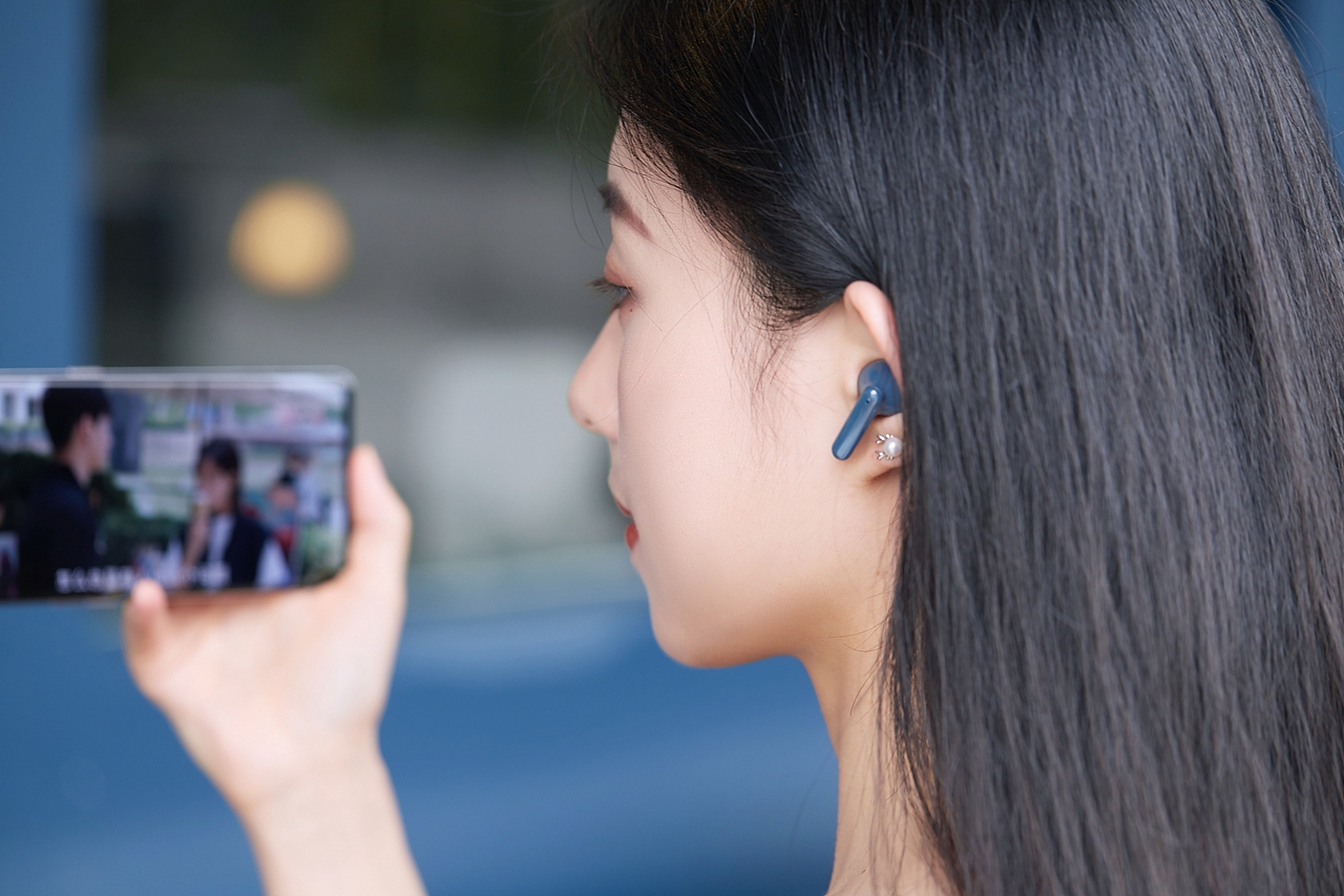 OPPO Enco X蓝色外拍图赏 模特:叶子