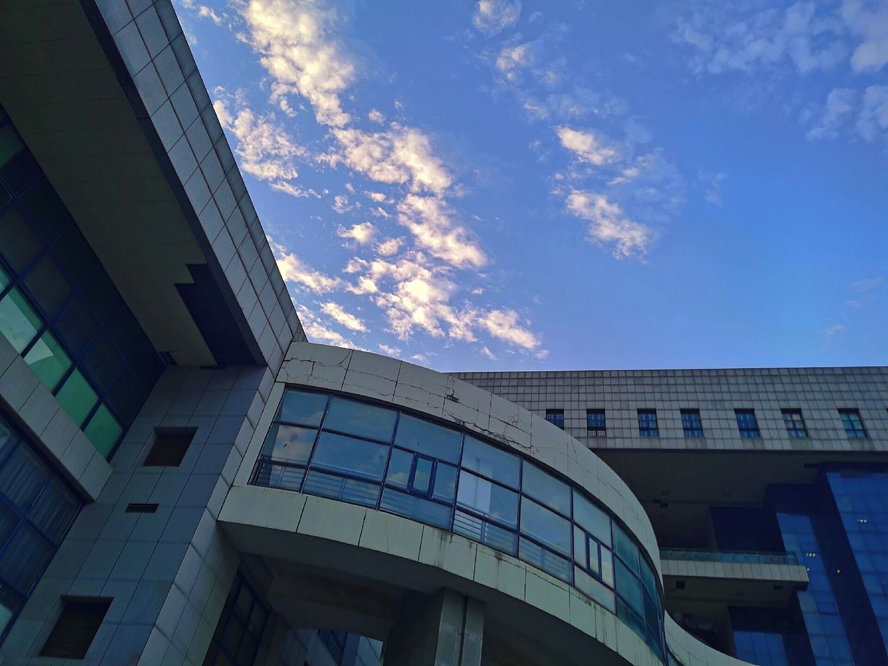 手机摄影丨图书馆-恒青湖-教室（图ZMzA0NTgyODM2） - 环境/建筑摄影 - 站酷设计师芙芙fufu原创素材 - 站酷ZCOOL