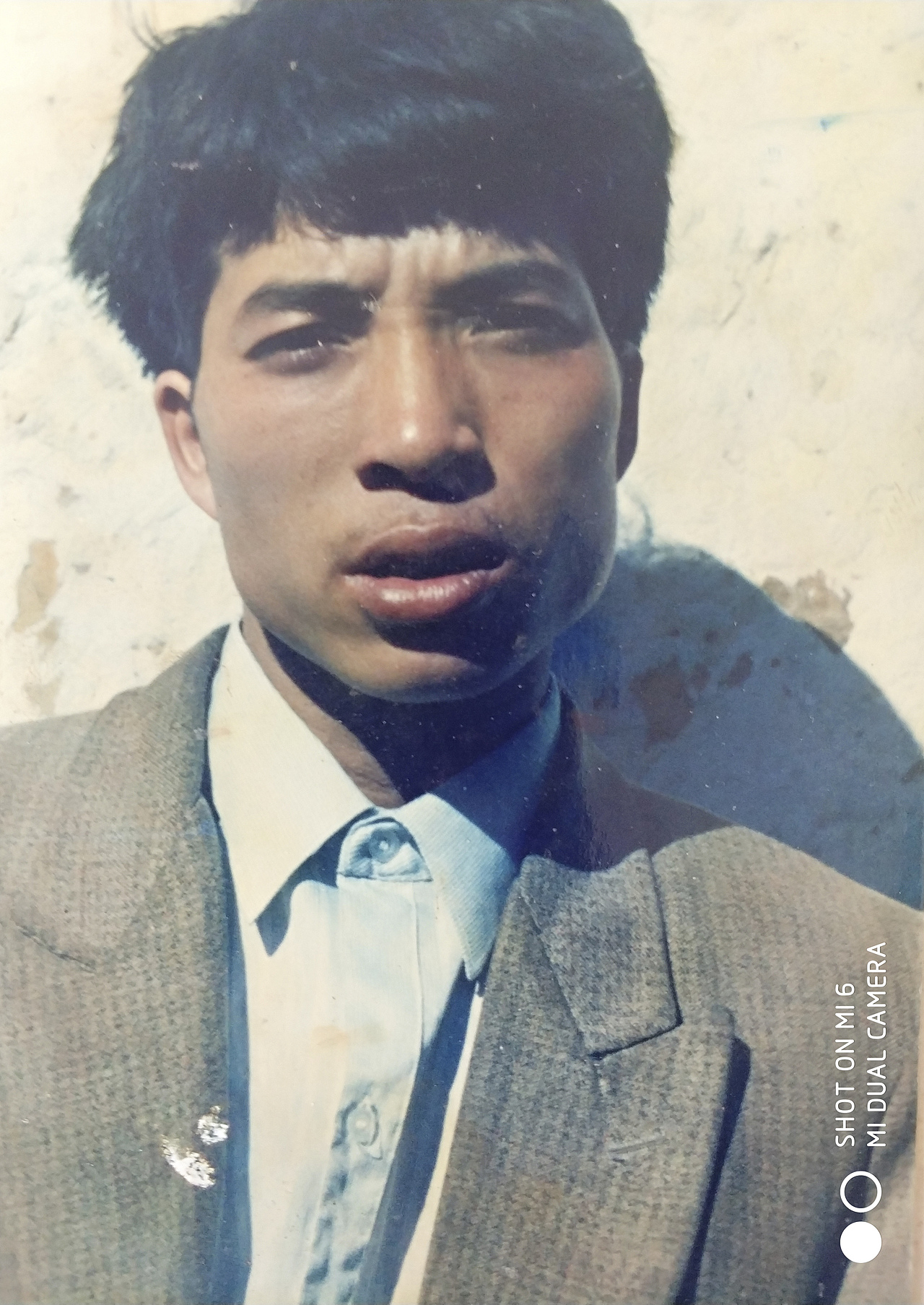 父亲年轻时的照片,转眼二十几年过去了,回家看到忍不住拍下