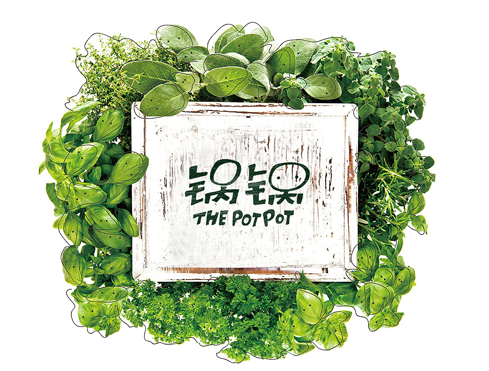 L O G O 释 义
<br><br>为了在众多餐饮中方便记忆<br>我们选用了字体logo方便,来传播记忆<br>两个字用童稚的手法来诠释,以一个小朋友的视角来赋予<br>品牌意义,“锅”字有两个眼睛,像一个小朋友<br>在他的世界了有很多,好伙伴 一起发现新世界<br>