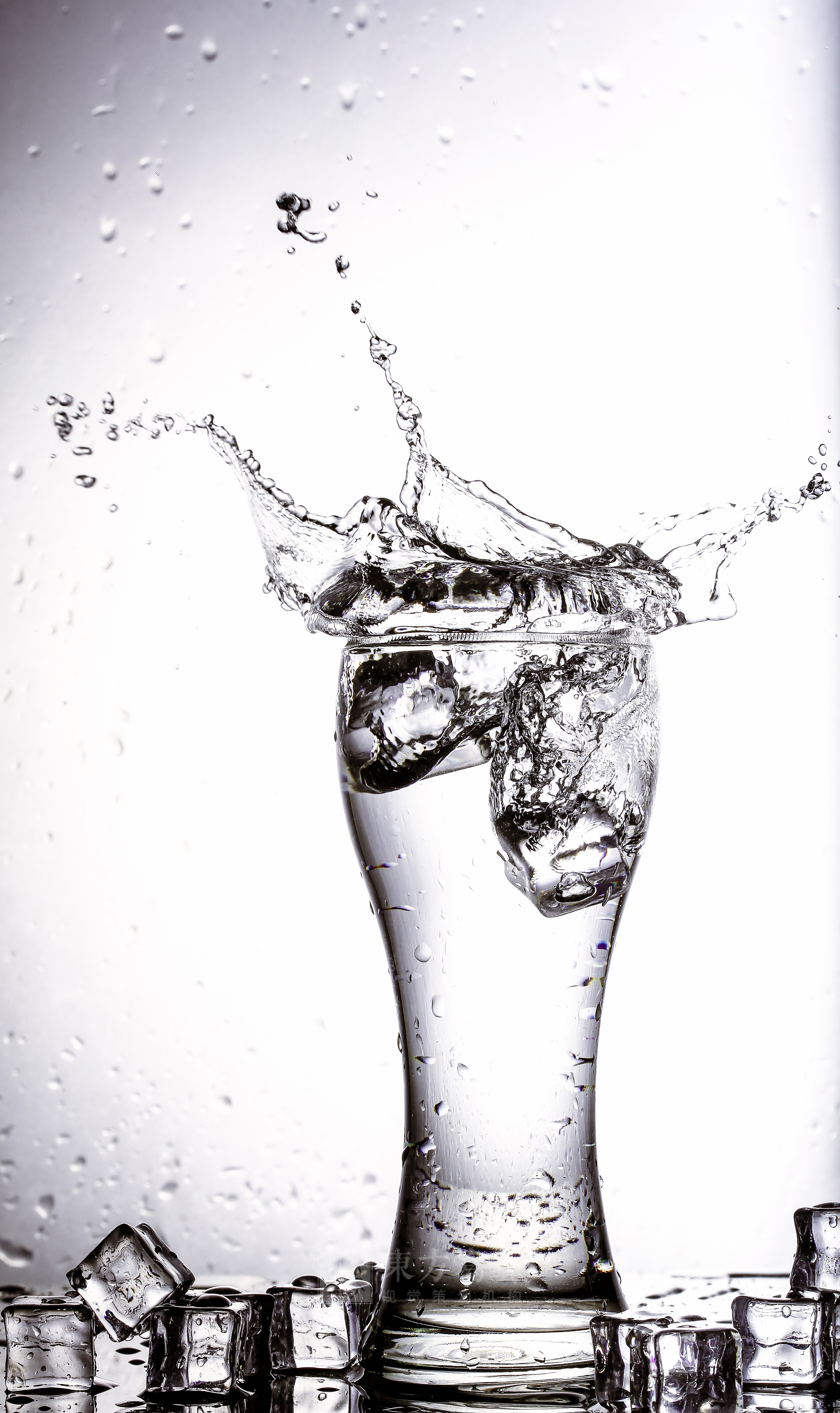 东方写艺玻璃水杯高速摄影水花飞溅