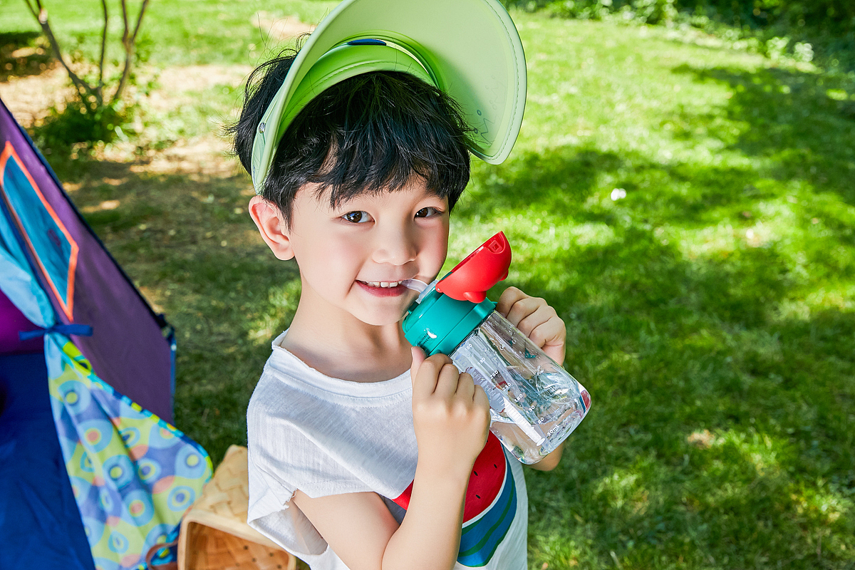 水壶 男童外景拍摄