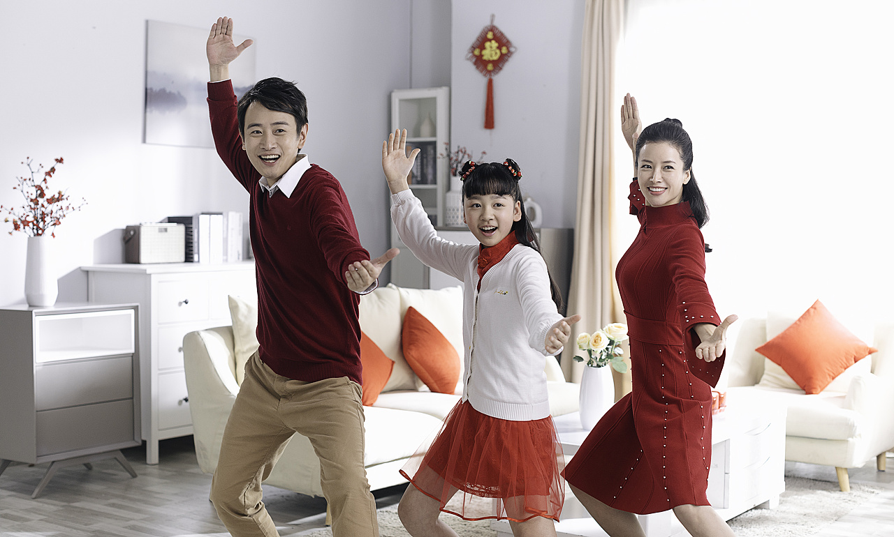 金笛延续"喉咙痛,用金笛"定位,强势推出"吉祥三宝贺新春"广告篇