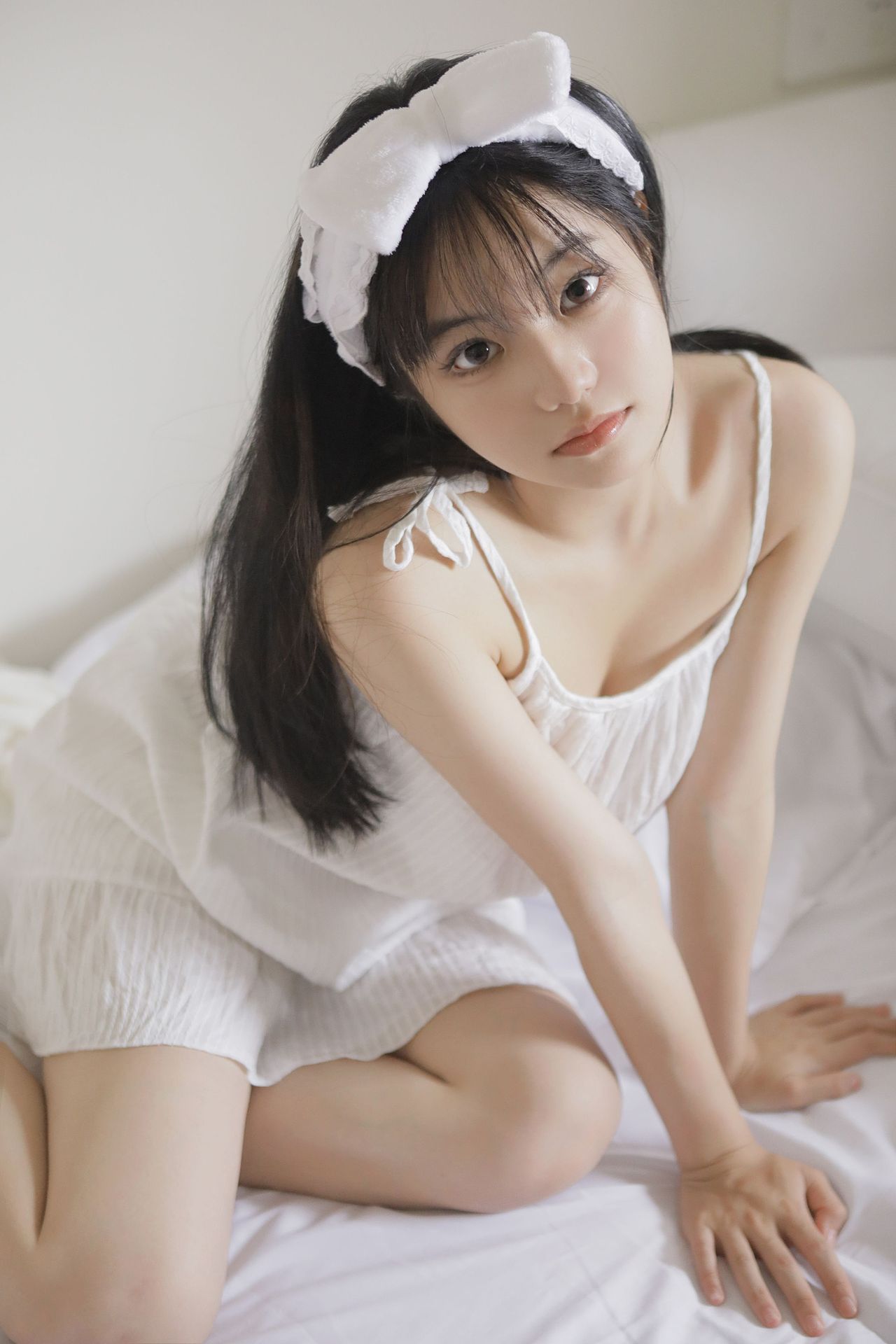 和小猫咪玩耍（图ZMzIzNDA1Njg0） - 人像摄影 - 站酷设计师唐小苔原创素材 - 站酷ZCOOL