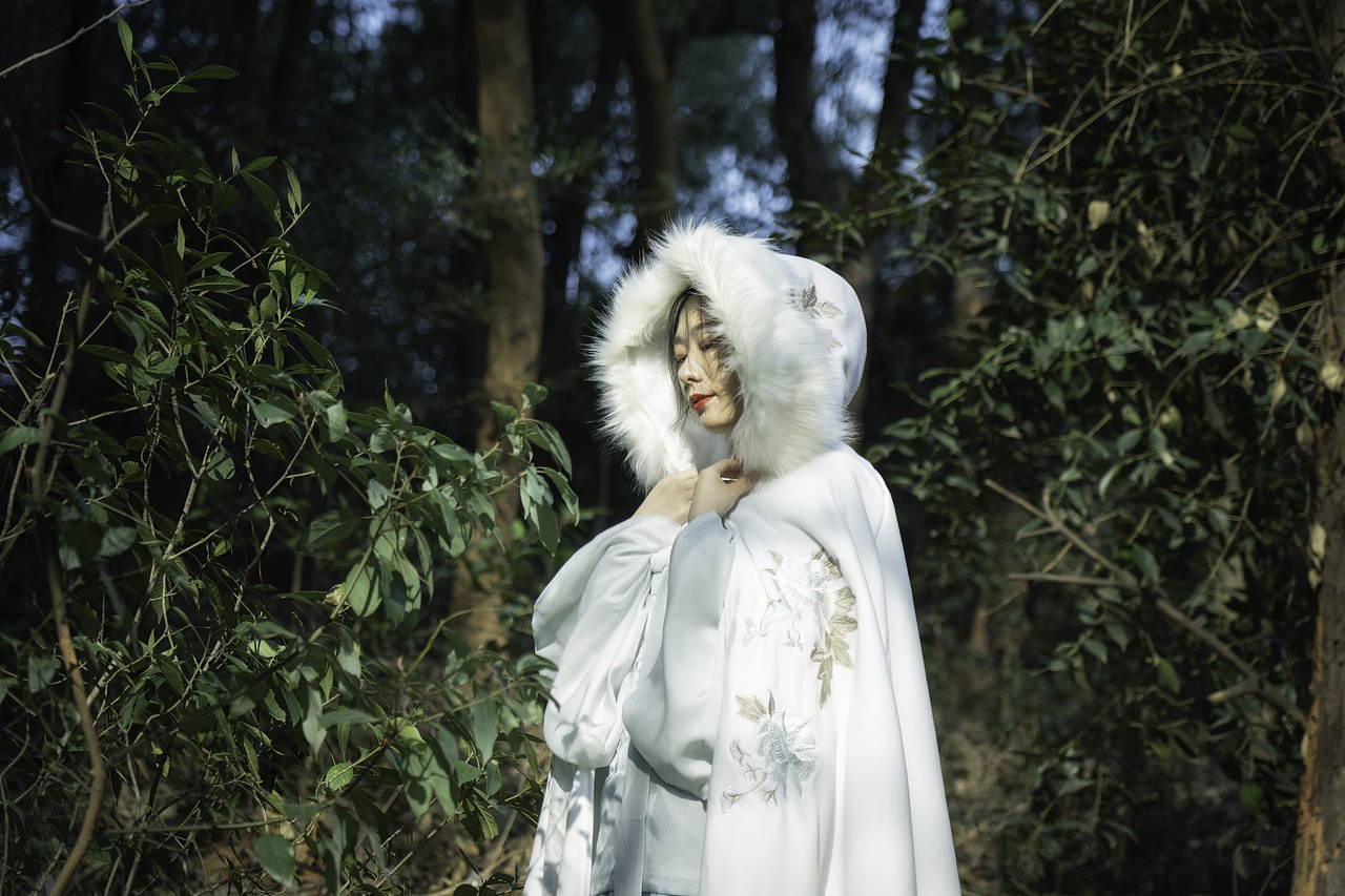 人像摄影 - 冬天小树林汉服怎么拍？（图ZMjQyNDAyMDM2） - 人像摄影 - 站酷设计师为自己写一个故事原创素材 - 站酷ZCOOL