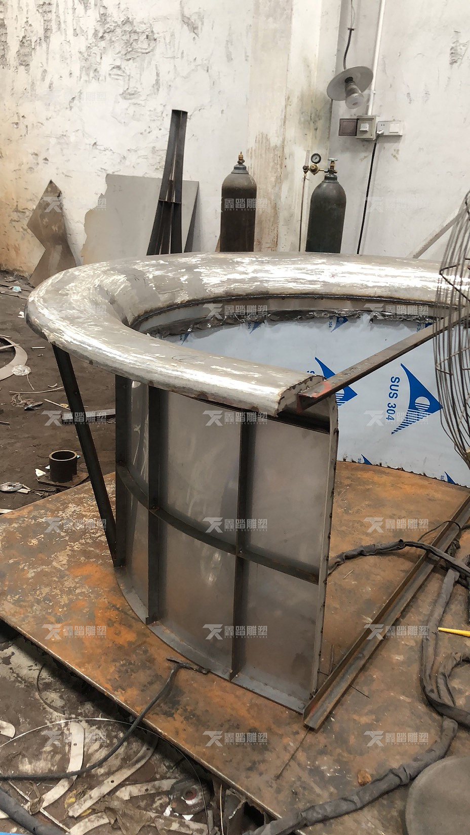 广东定制双曲面不锈钢门套厂家 创意弧形金属门框图片