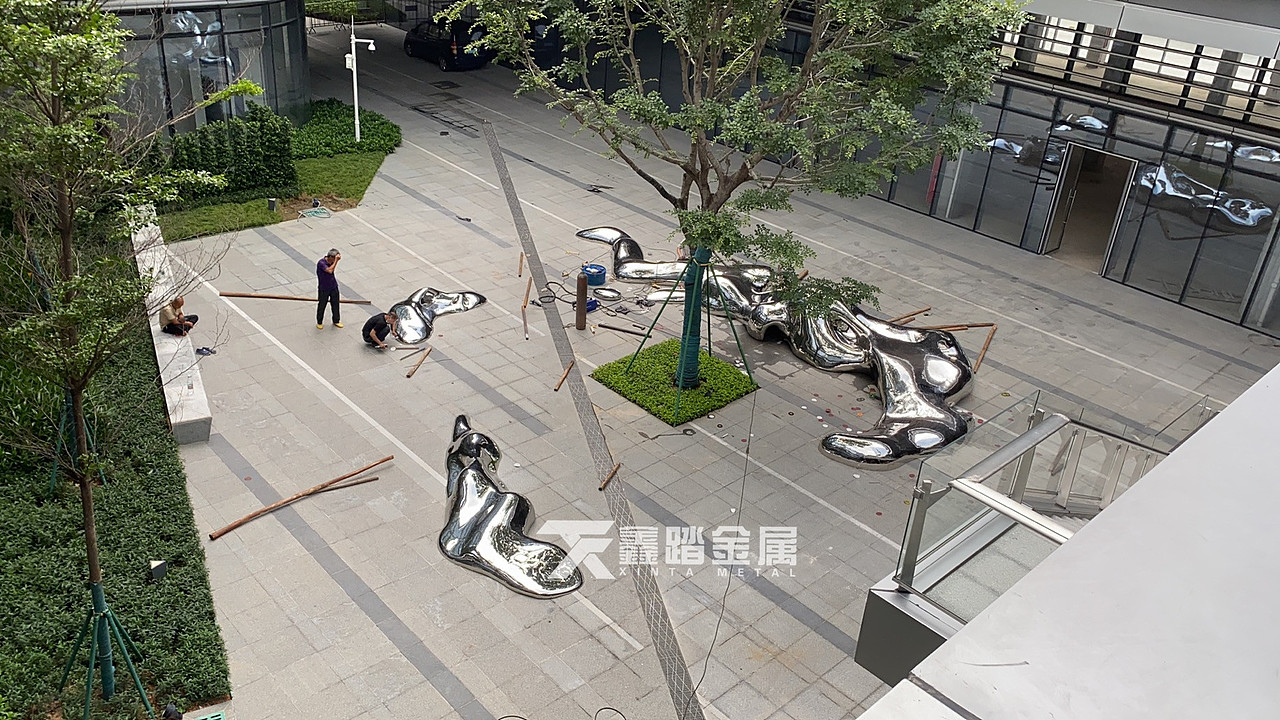 定做广场装饰性异型雕塑 手工锻造抽象不锈钢水滴雕塑