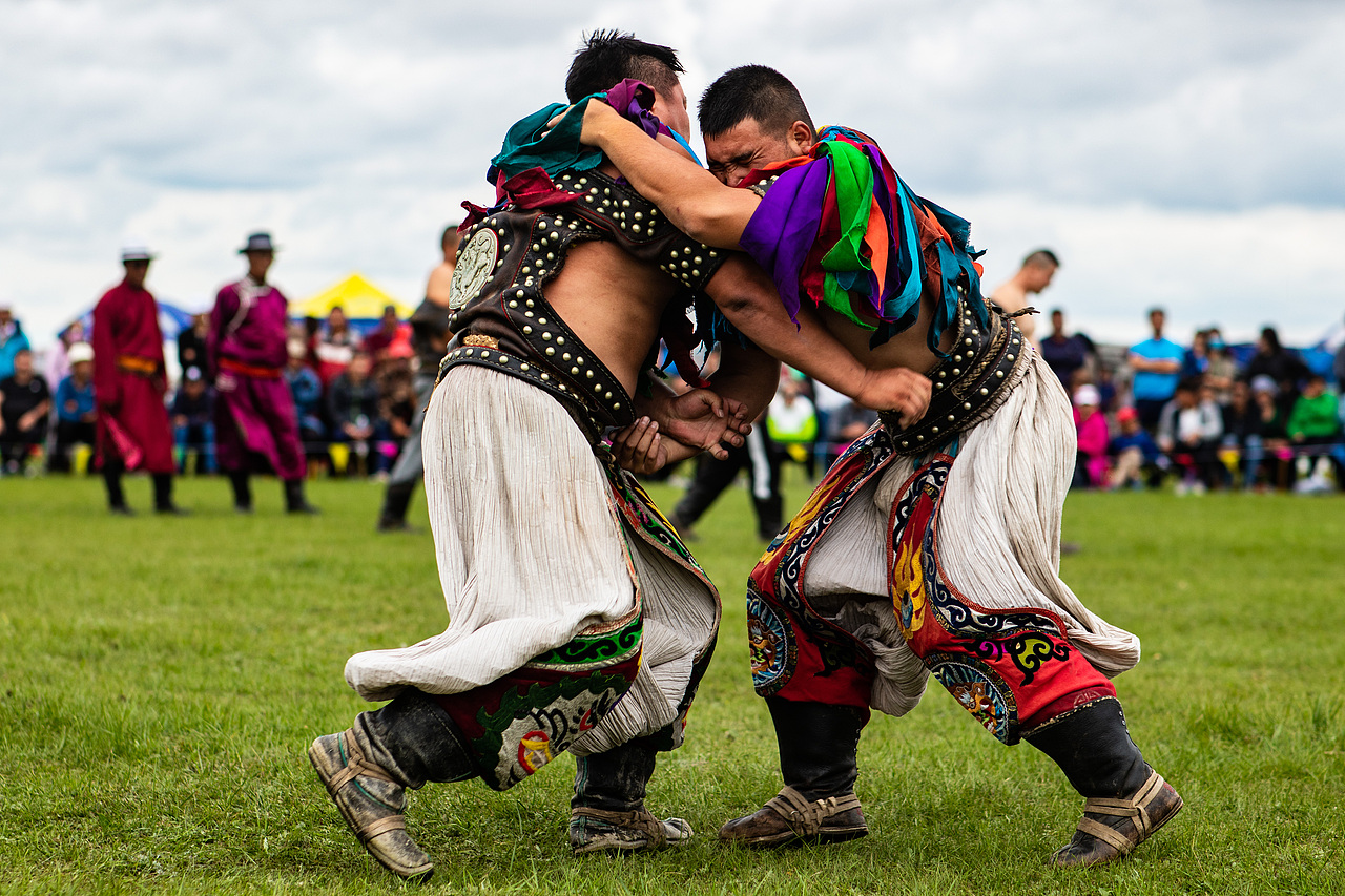 的主人物,是一名真正的蒙古族搏克手,"搏克手"是对蒙古摔跤手的称呼