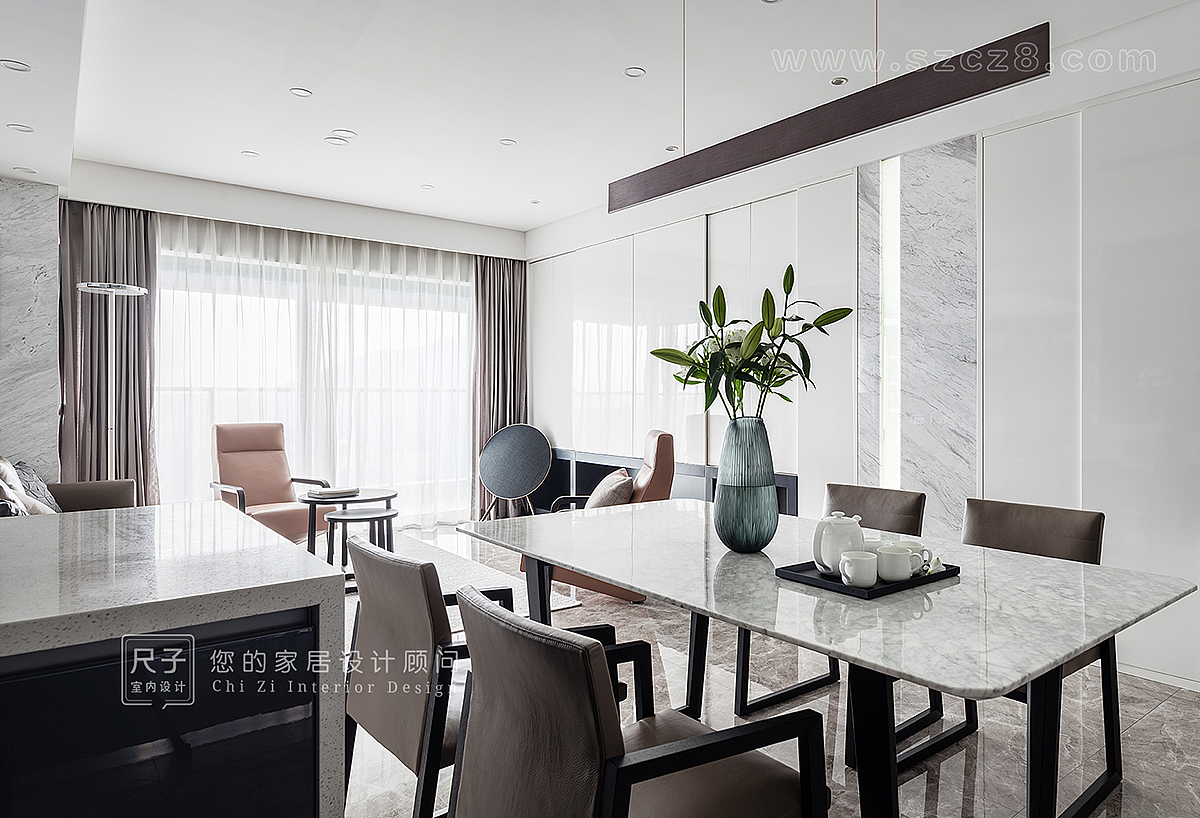 客餐厨及书房完全开放式的格局设计，满足业主两个小孩自由嬉戏玩闹的诉求;最大限度引入自然光线，创造出一个别具格调的空间。