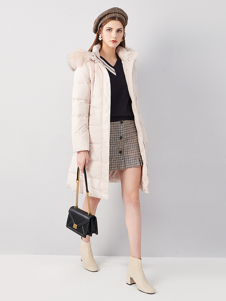 千鸟格呢子半身裙不失为一个很好的选择,厚重感与时髦感并存,这时一个厚重的黑色链条包包必不可少