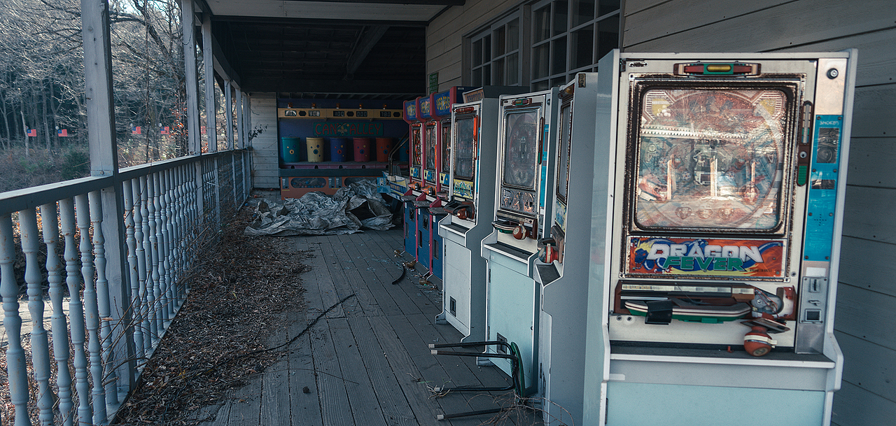 NINI在走廊上发现了一批游戏机,大家充分发挥了自己学过的所有物理知识,努力从里面取出一个扭蛋,居然是一辆刻着MADE IN CHINA的小玩具车。