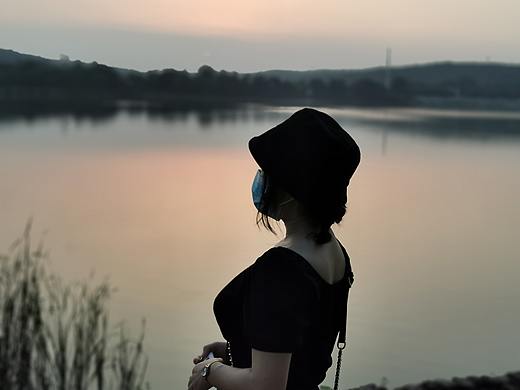 湖边夕阳
