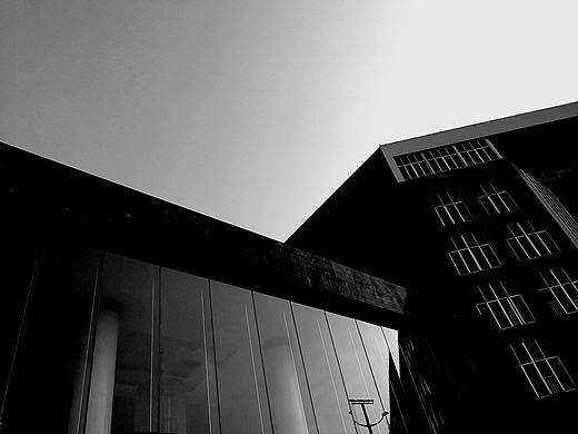 校园黑白建筑手机摄影