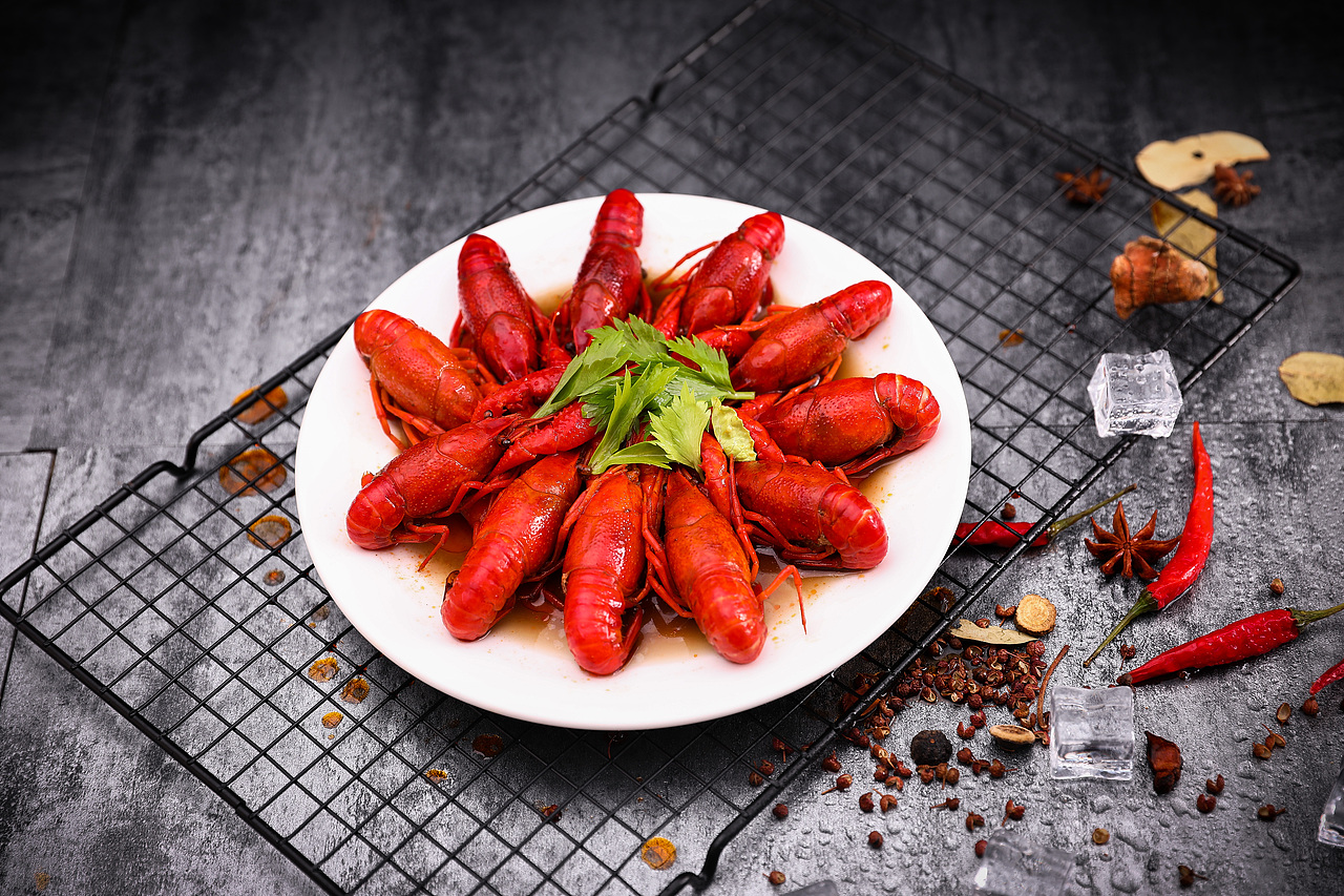 场景 酒 小龙虾