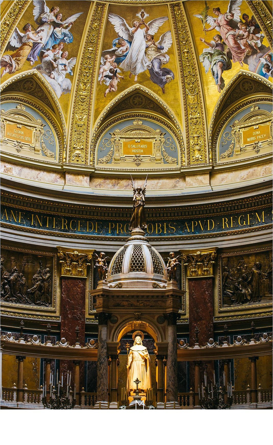 圣伊什特万圣殿是佩斯区的一座天主教宗座教堂,而其名称来自于匈牙利