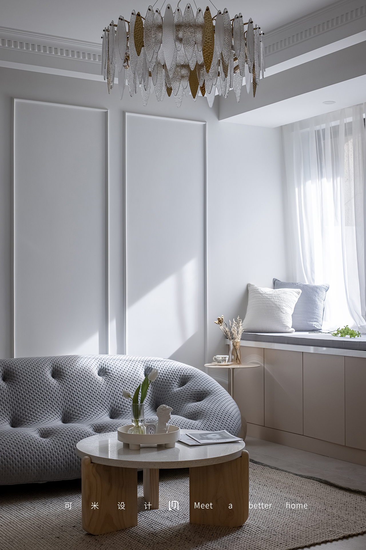 窗边定制了燕麦色的地柜，高级且温柔，上面铺上一块飘窗垫，增加收纳的同时又多了一处闲暇休闲之处。